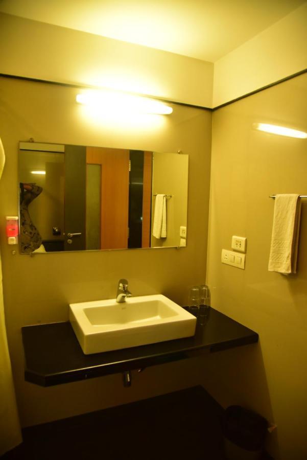 Hi 5 Hotel&Experience Nashik Buitenkant foto
