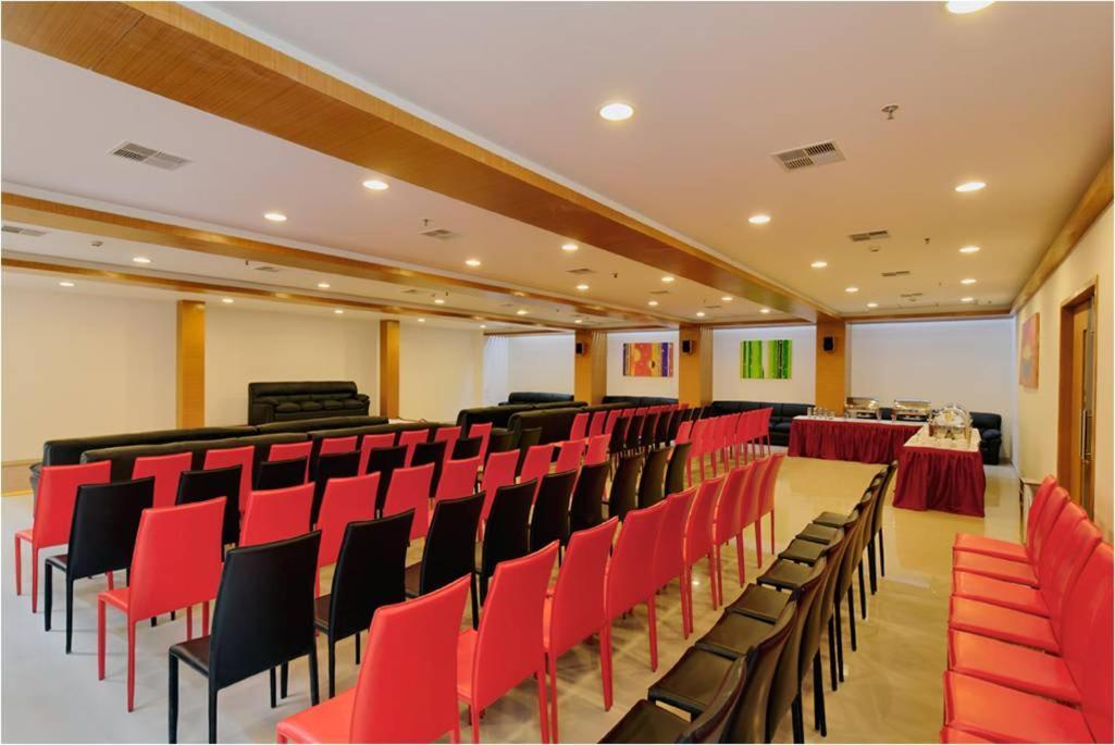 Hi 5 Hotel&Experience Nashik Buitenkant foto
