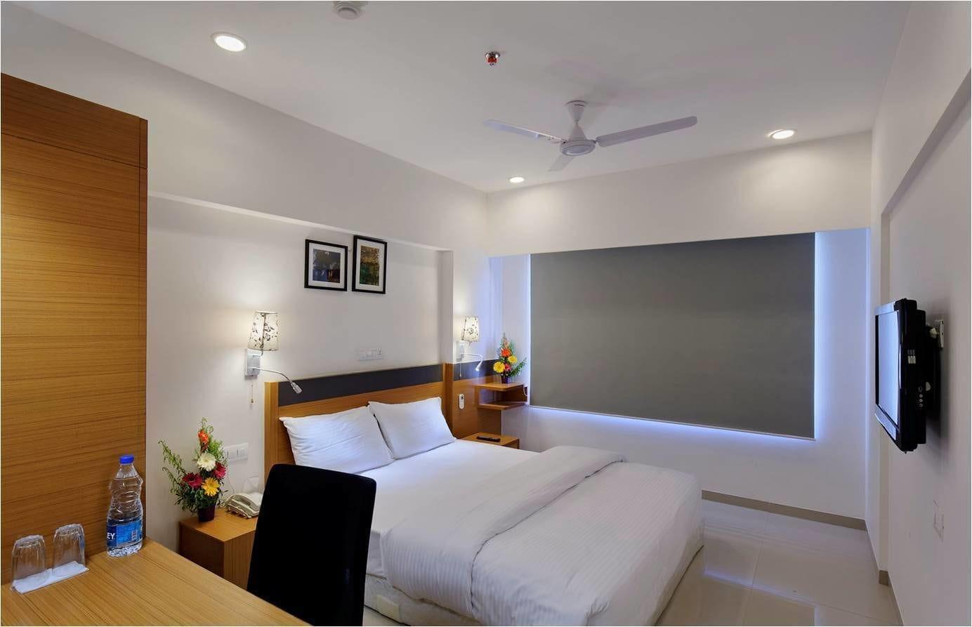Hi 5 Hotel&Experience Nashik Buitenkant foto
