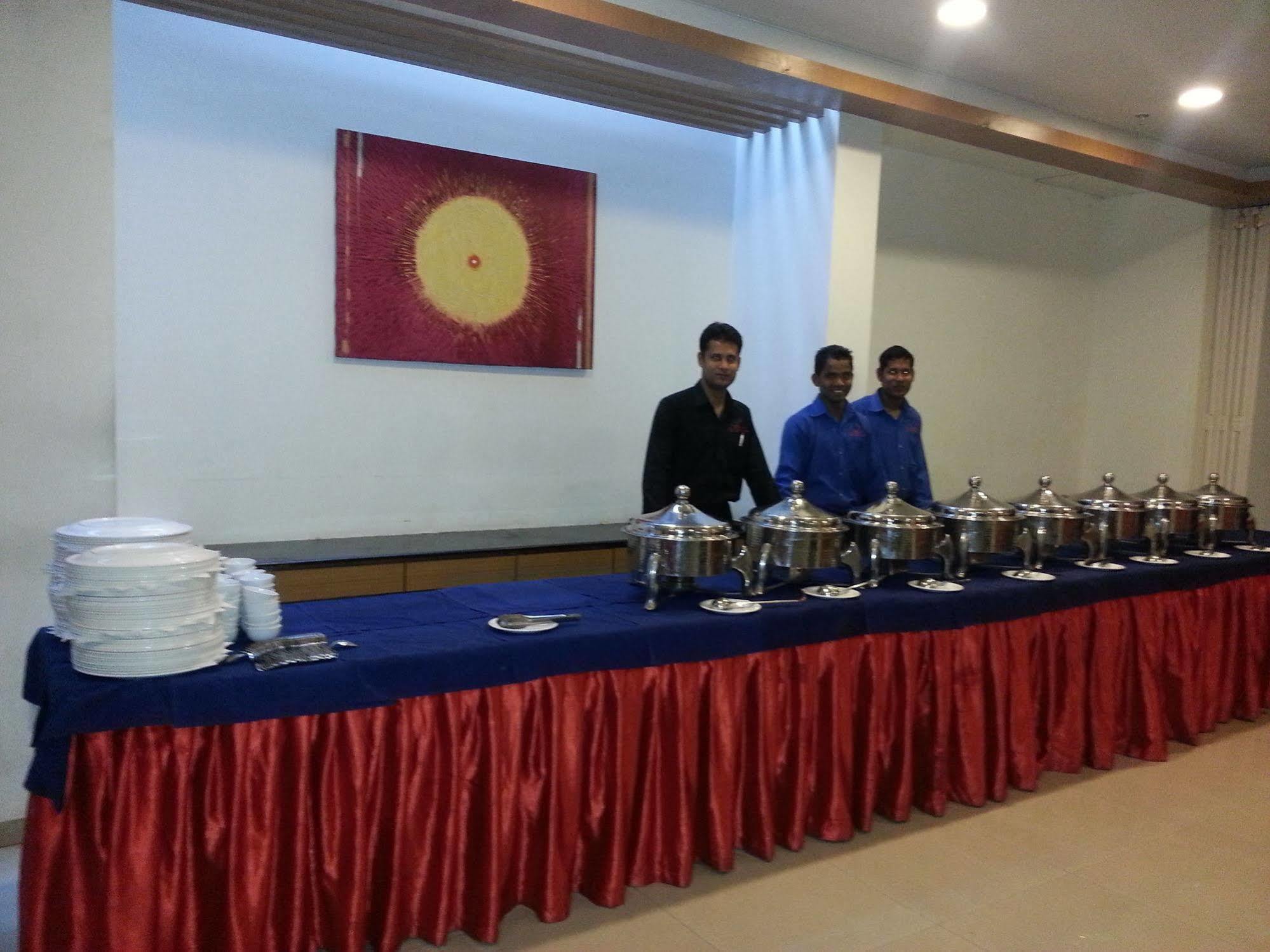 Hi 5 Hotel&Experience Nashik Buitenkant foto