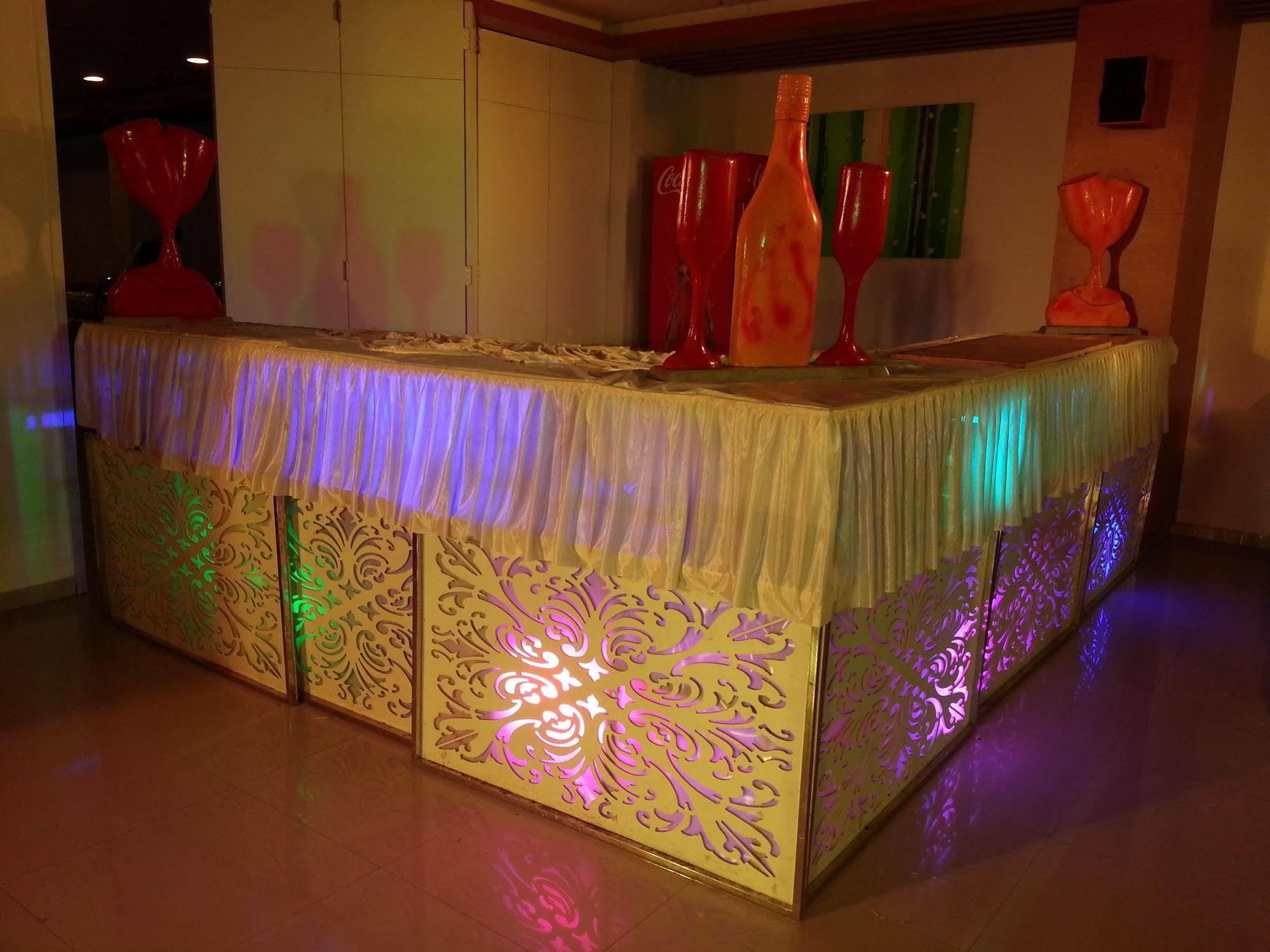 Hi 5 Hotel&Experience Nashik Buitenkant foto