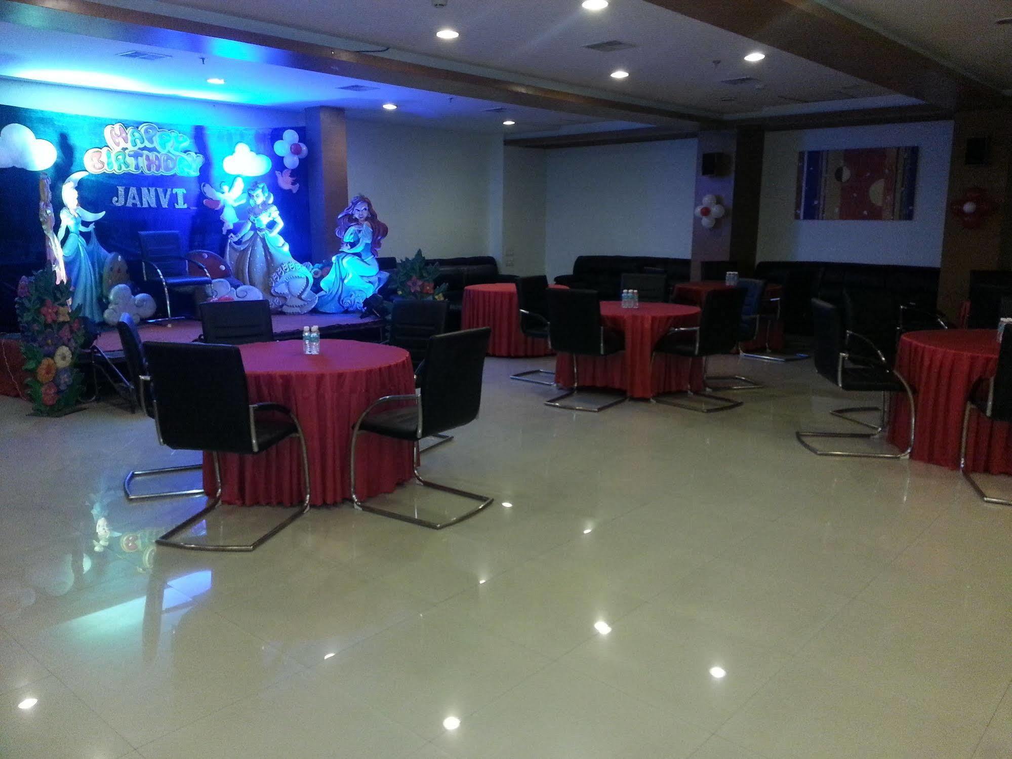 Hi 5 Hotel&Experience Nashik Buitenkant foto
