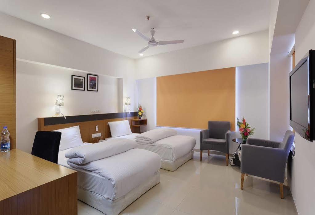 Hi 5 Hotel&Experience Nashik Buitenkant foto