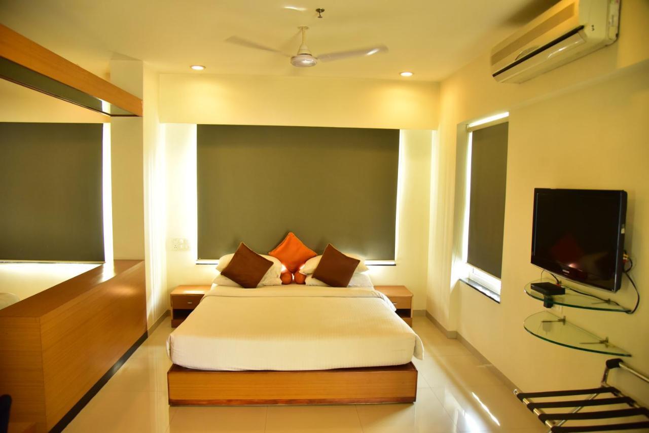 Hi 5 Hotel&Experience Nashik Buitenkant foto