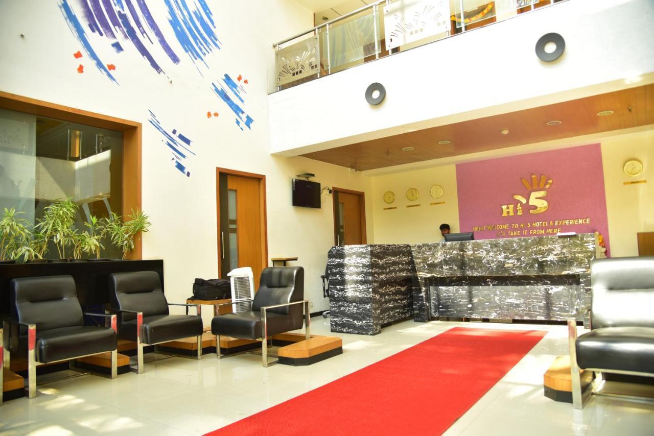 Hi 5 Hotel&Experience Nashik Buitenkant foto