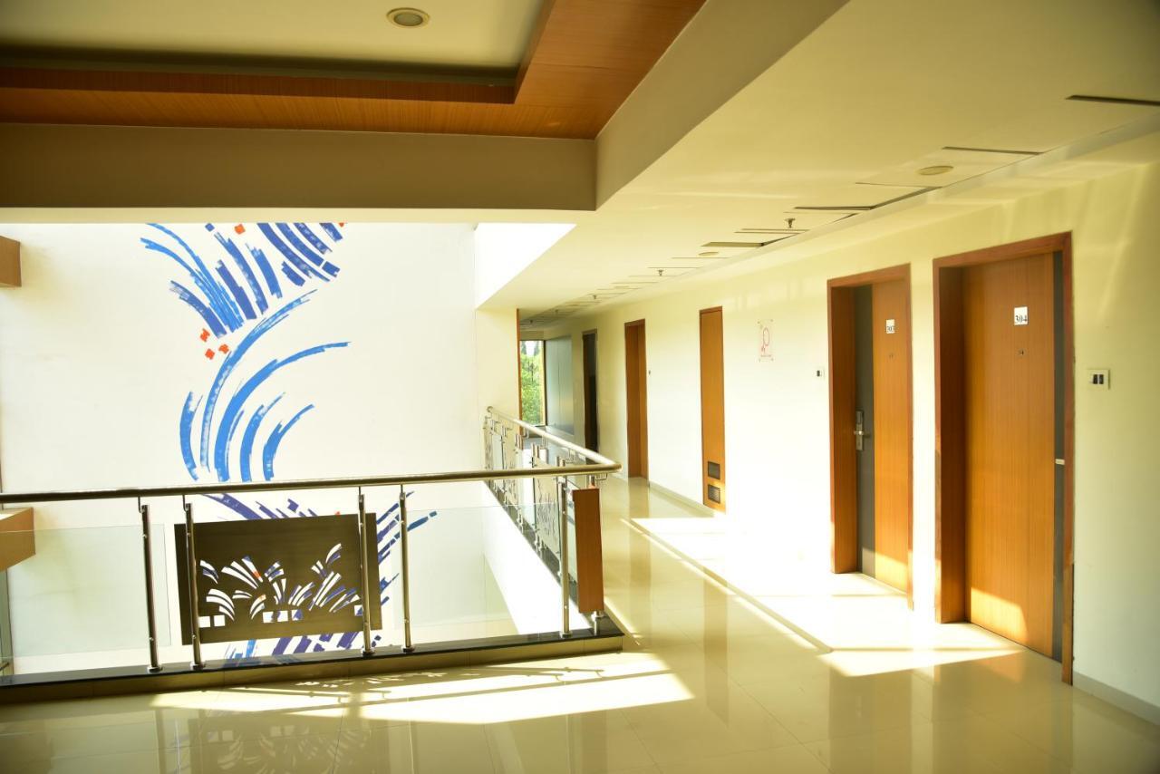 Hi 5 Hotel&Experience Nashik Buitenkant foto