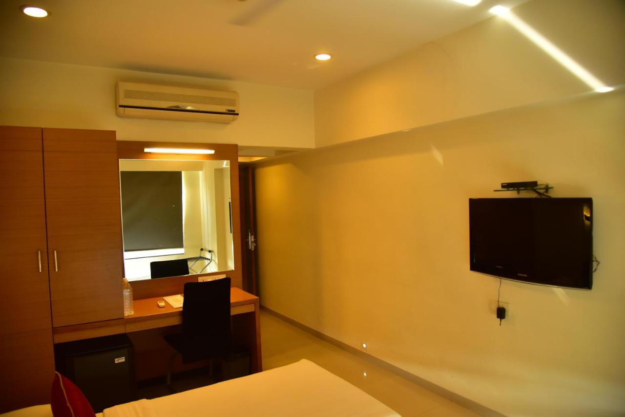 Hi 5 Hotel&Experience Nashik Buitenkant foto
