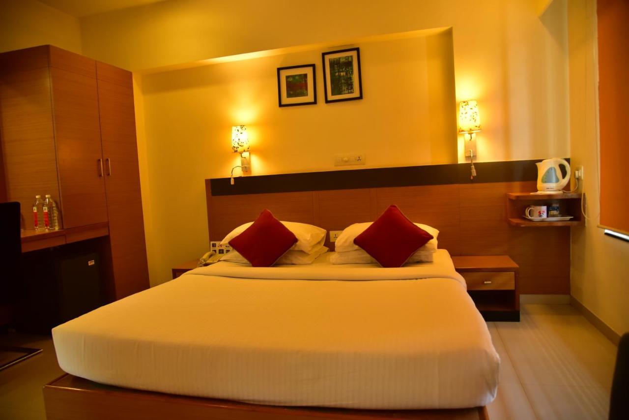 Hi 5 Hotel&Experience Nashik Buitenkant foto