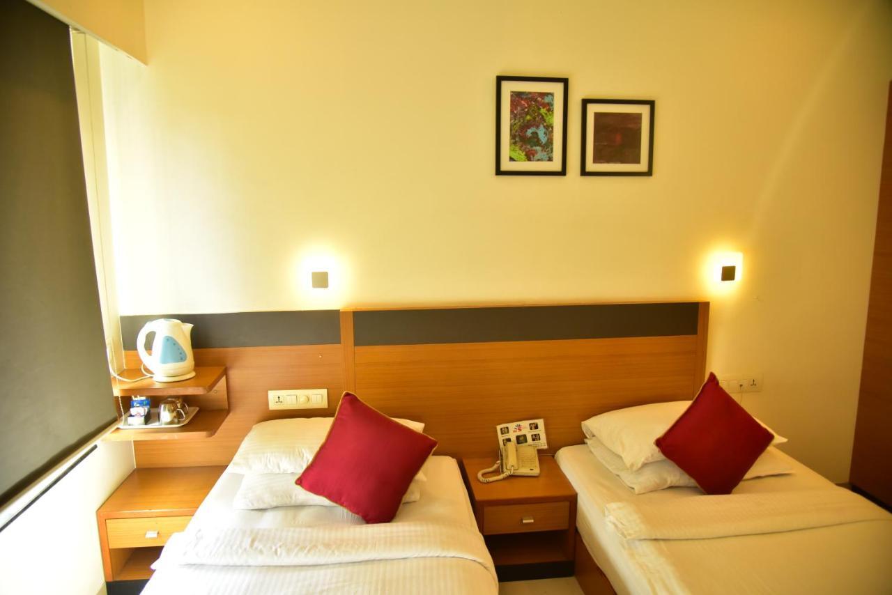 Hi 5 Hotel&Experience Nashik Buitenkant foto
