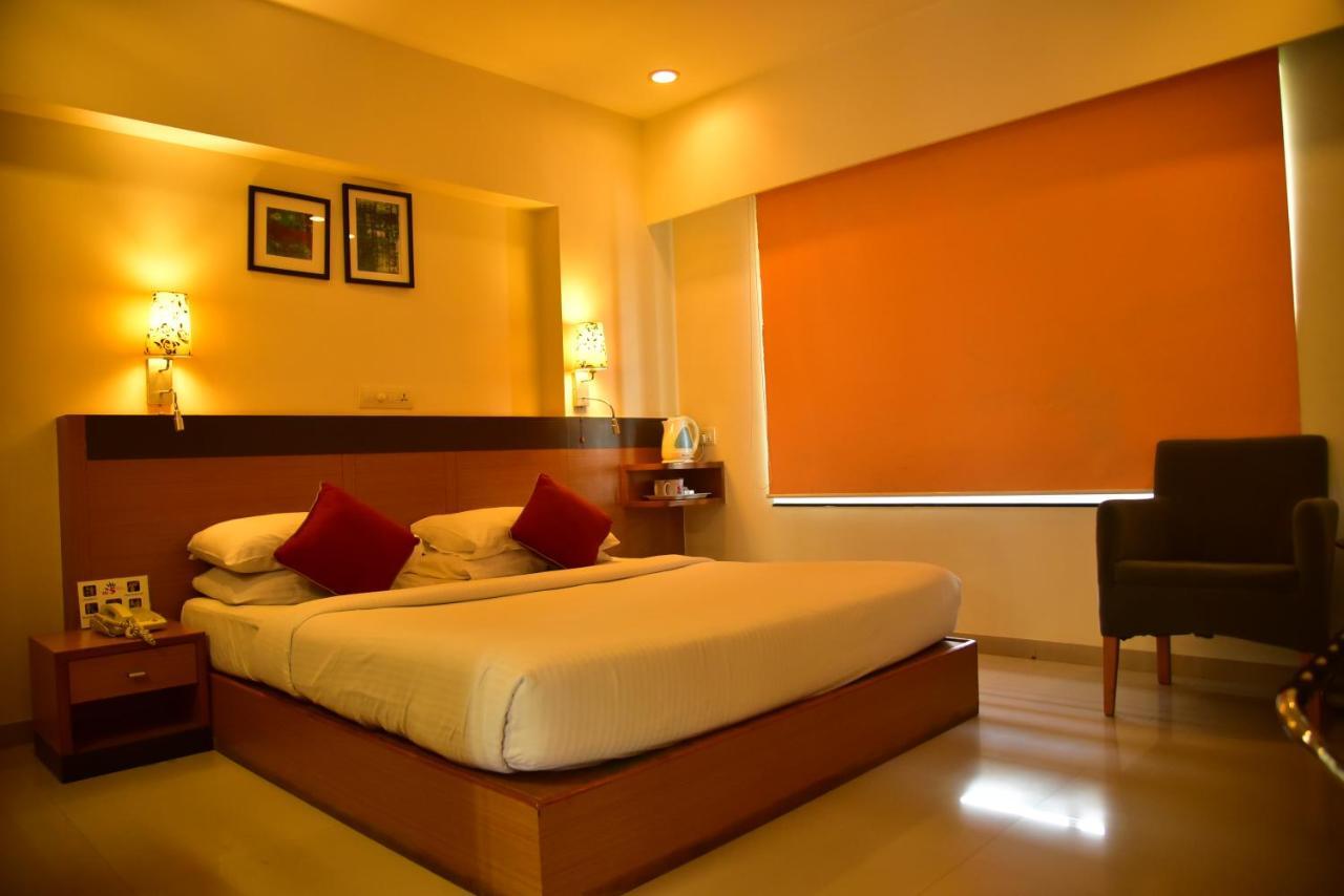 Hi 5 Hotel&Experience Nashik Buitenkant foto