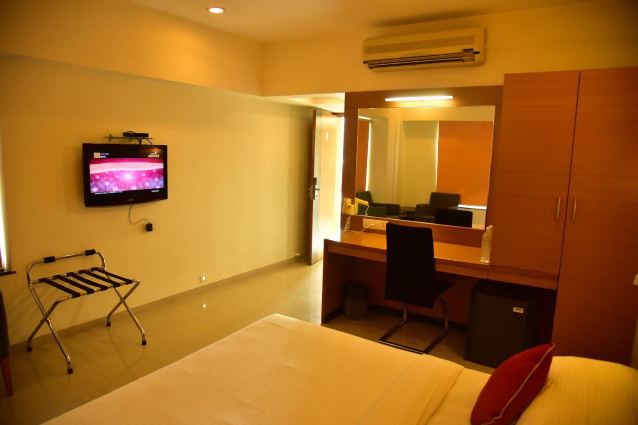 Hi 5 Hotel&Experience Nashik Buitenkant foto