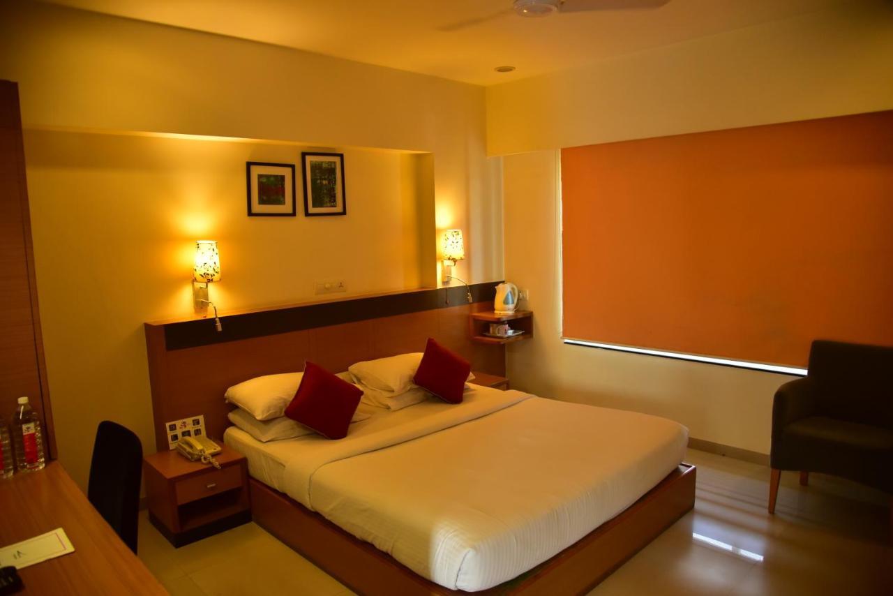 Hi 5 Hotel&Experience Nashik Buitenkant foto
