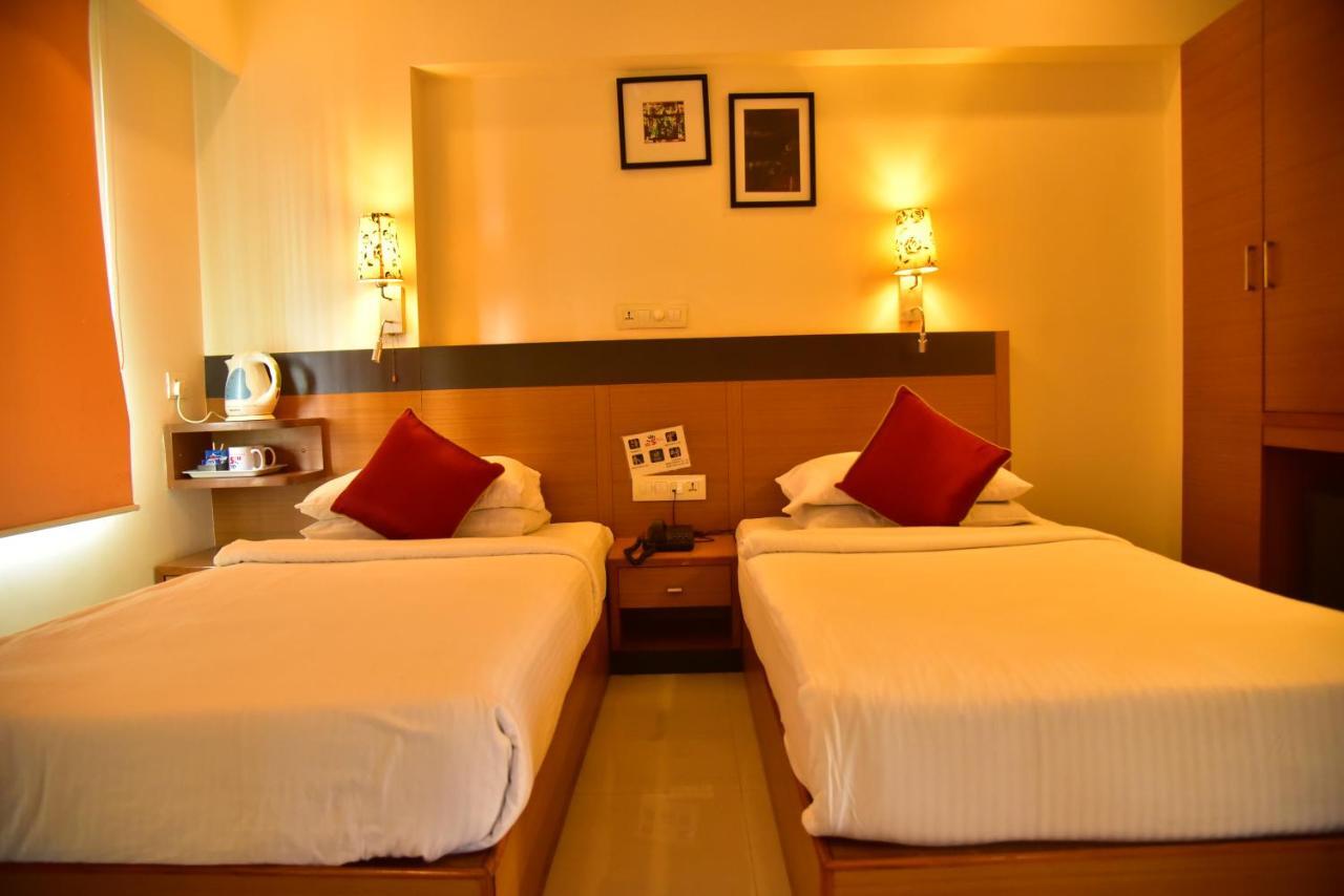 Hi 5 Hotel&Experience Nashik Buitenkant foto