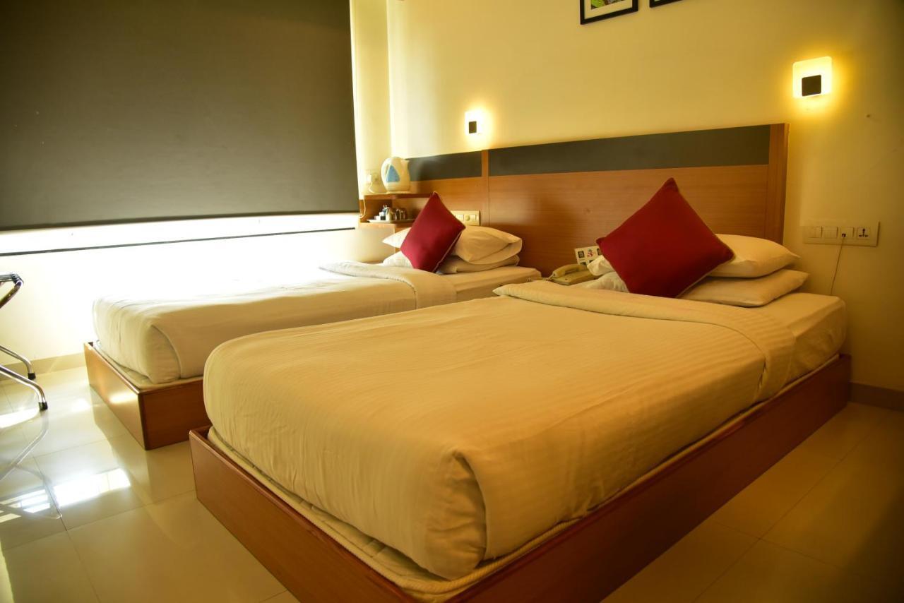 Hi 5 Hotel&Experience Nashik Buitenkant foto