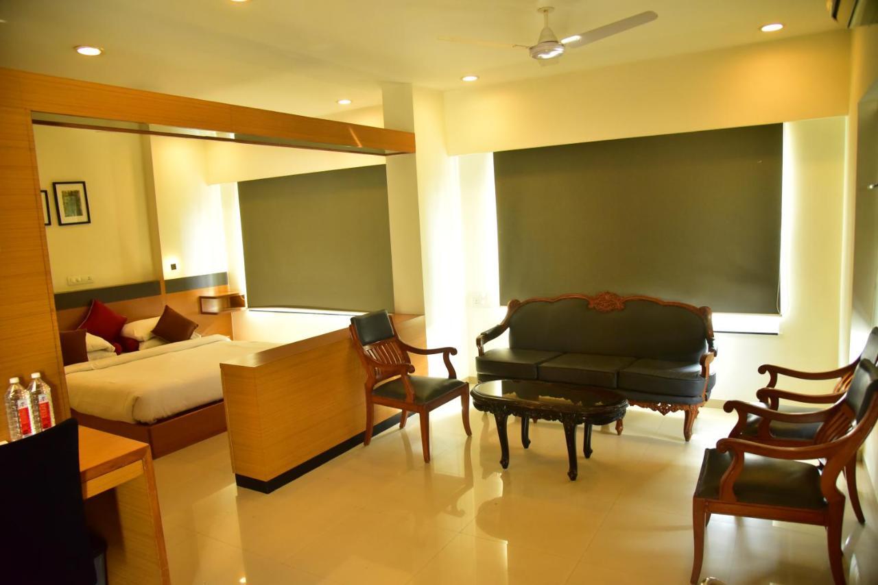 Hi 5 Hotel&Experience Nashik Buitenkant foto