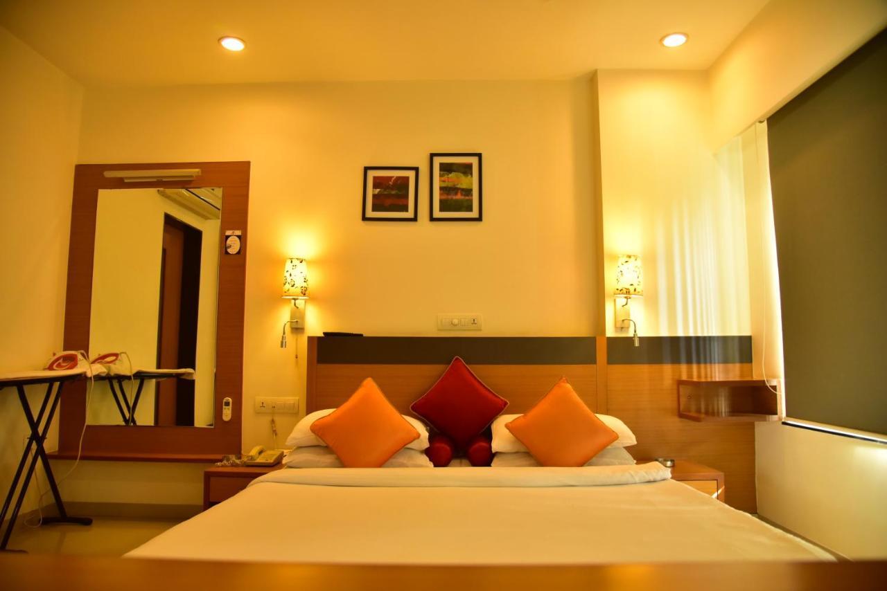 Hi 5 Hotel&Experience Nashik Buitenkant foto