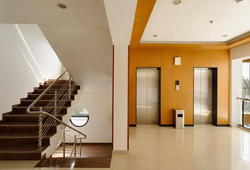 Hi 5 Hotel&Experience Nashik Buitenkant foto