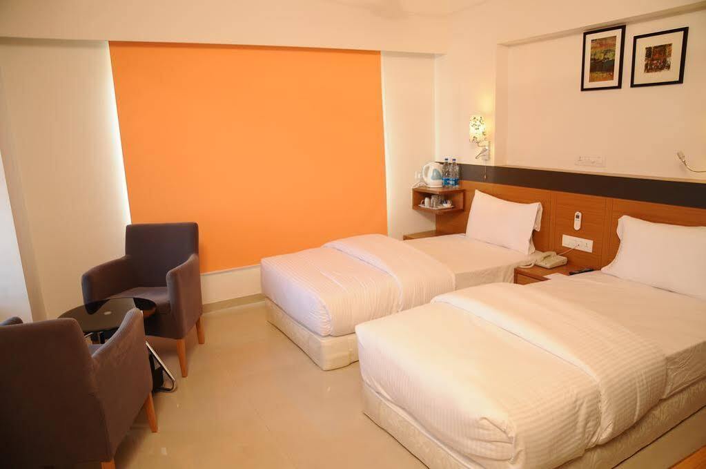 Hi 5 Hotel&Experience Nashik Buitenkant foto
